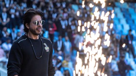 Shah Rukh Khan fans scream, cheer as actor mouths Pathaan dialogues at ...