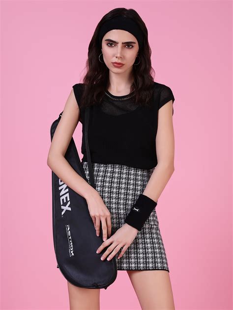 SHOWOFFFF Women's Black Solid Crochet Top