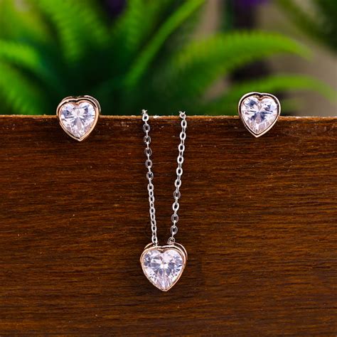 Pissara Pendant Set - Sukkhi.com