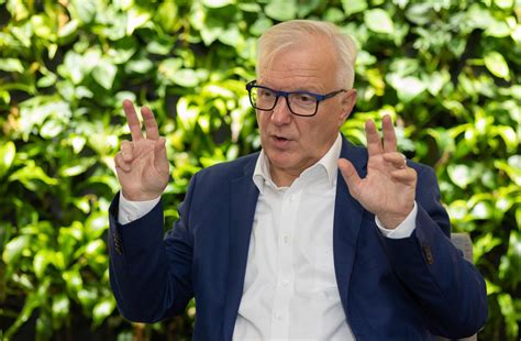 Olli Rehn tekisi normandialaisen reiän vatsaansa, jos kakkuähky iskisi ...