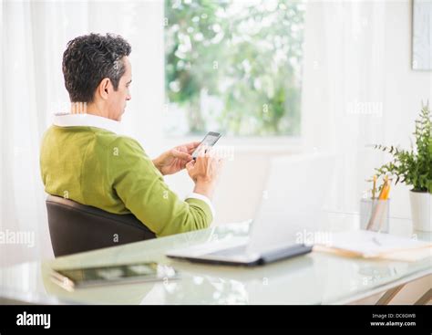 Man Using Phone Side View 的图像结果