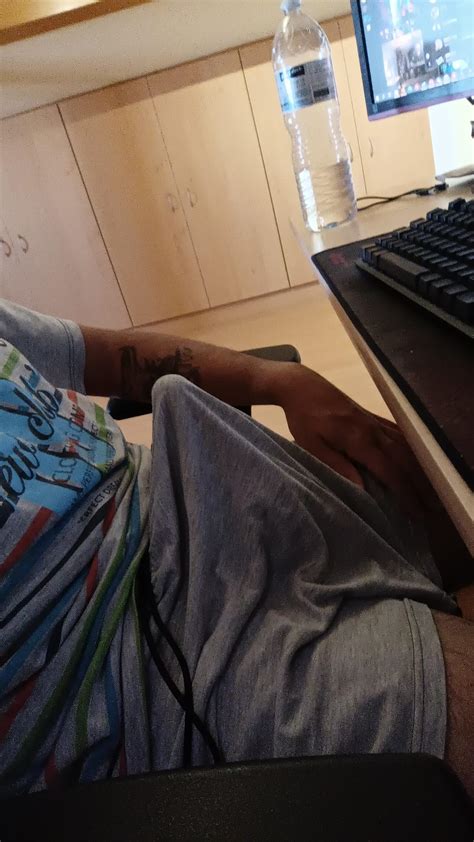 Pajama bulge : r/Bulges