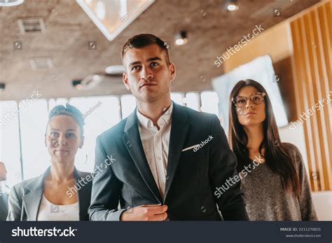 Group of Business People Standing Together 的图像结果