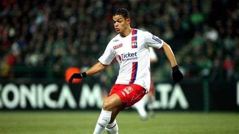 "يملك نصف عقل بن عرفة".. حملة جديدة ضد لاعب جزائري في فرنسا