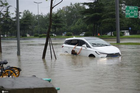湛江徐闻暴雨致内涝，多路段车辆被淹，居民：地势较低处易发_积水_视频_新闻