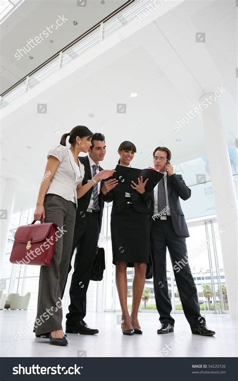 Business People Smiling in Group Photo 的图像结果