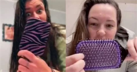 Mujer descubre la manera de agarrar el cepillo del pelo para desenredar ...