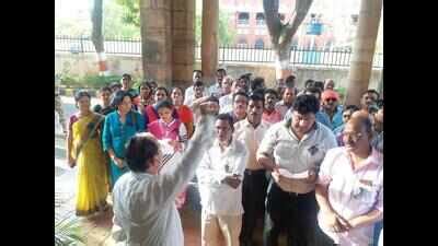 NU non-teaching staff sport black ribbon over 7th pay delay | Nagpur ...