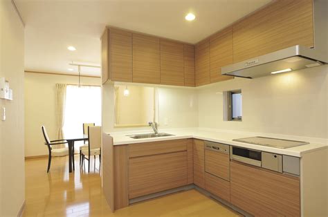 L字型のおしゃれなキッチン。木調のデザインはリビングの雰囲気ともマッチしています。 | クレバリーホーム城東店・新宿店（東京）