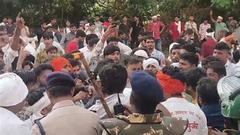Gwalior कलेक्ट्रेट पर गुर्जर समाज के लोगों का हंगामा, पुलिस के साथ की ...