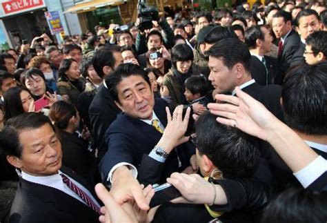 日本民主党支持率持续萎缩 野田街头演讲险些摔下车[1]- 中文国际