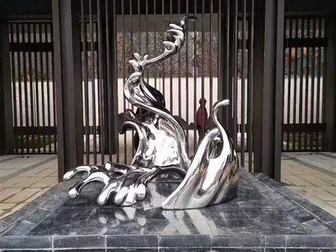 西安城市不锈钢雕塑的三种风格-西安云行大川雕塑景观工程有限公司