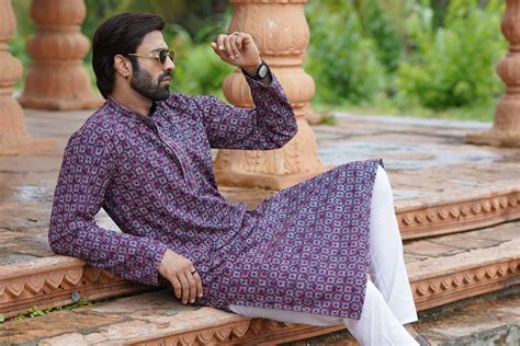 Regal Men’s Grid Print Chikankari Embroidered Kurta – Indiroop