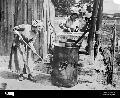 Women in army during hi-res stock photography and images - Alamy