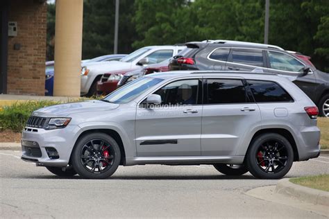 2018 Jeep Grand Cherokee Trackhawk Spied, Looks Ready to Pounce - autoevolution