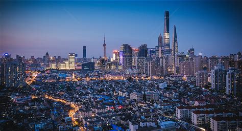 上海繁华的浦东新区与老城厢夜景高清图片下载-正版图片500846854-摄图网