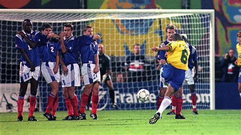 Roberto Carlos' Brazil free kick in 1997: The physics behind ...