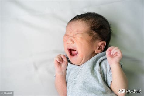 新生儿不睡觉怎么办 新生儿睡不踏实的危害