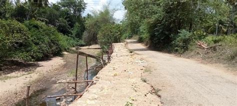 ஸ்ரீவில்லிபுத்தூர் அருகே அத்திகோயில் பகுதியில் சேதமடைந்த சாலையால் ...