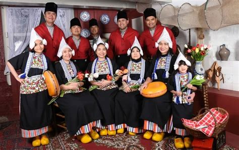 A guide to traditional Dutch clothing and culture | Expatica