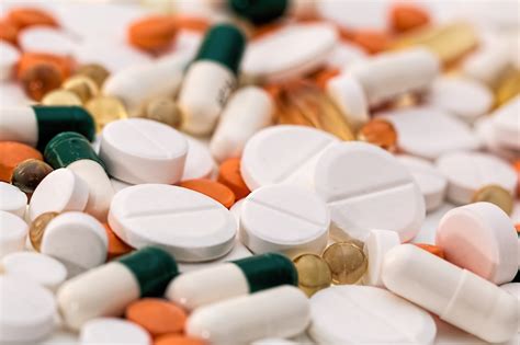 ¿Se pueden tomar medicamentos con alguna bebida o comida? Farmaceuta ...