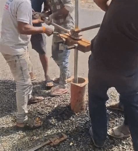 वाह रे पीडब्लूडी... हैंडपंप हटाया नहीं और सड़क बना दी, हो रही थू-थू ...