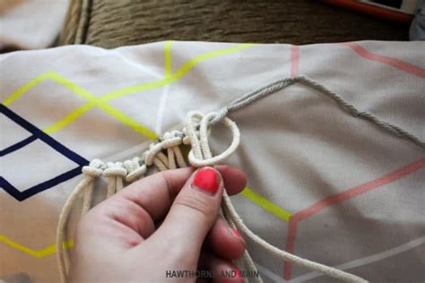 12-Inch Macrame Pillow Tutorial 的图像结果