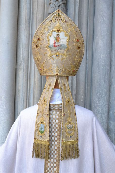 Restauro Sirio di una mitra dorata con dipinto | Bishop mitre ...