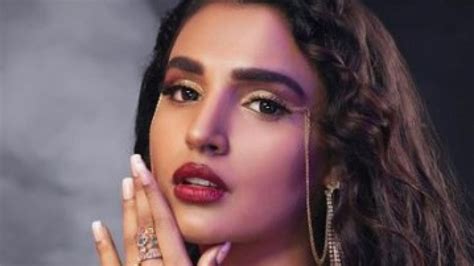 पाकिस्तानी एक्ट्रेस Amna Ilyas ने सोफे पर लेटकर दिया पोज, एक्सप्रेशंस ...