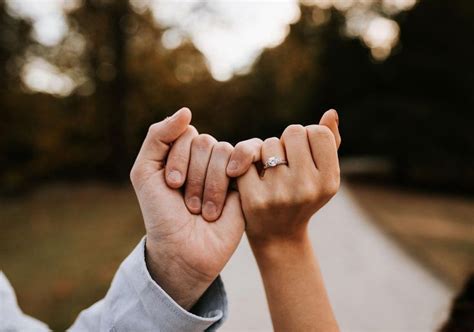 engagement photos hands