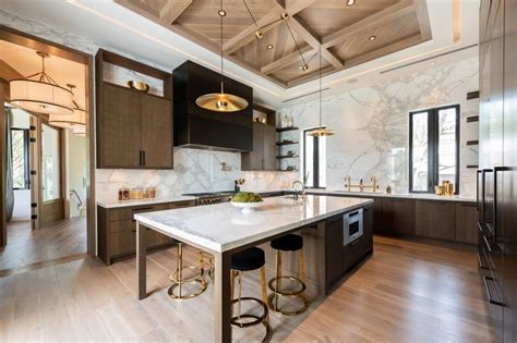 https://hgtvhome.sndimg.com/content/dam/images/hgtv/fullset/2019/4/29/1/HUHH2019-Kitchens_Miami-Beach-FL_2.jpg.rend.hgtvcom.966.644.suffix/1556550820927.jpeg