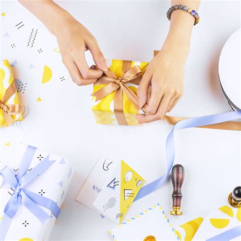 包包怎么包装礼物最新素材