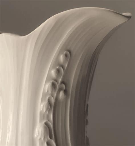 Carafe Faïence blanche à motif Lily Dior en relief | DIOR