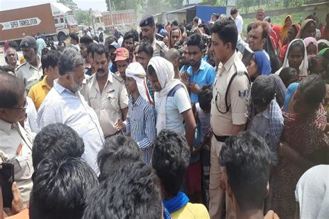 बेकाबू ट्रक ने बाइक को मारी टक्कर, तिलक समारोह से लौट रहे भाई-बहन की ...