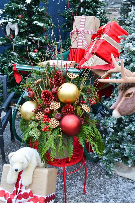 Easy Holiday Porch Pots - Homestead Gardens, Inc.