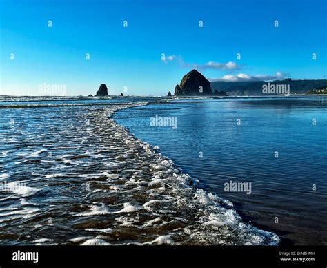 Haystack Rock in Cannon Beach Oregon Stock Photo - Alamy