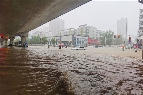 7省市将现大到暴雨！四川达州水位暴涨：汽车驾驶位被淹没