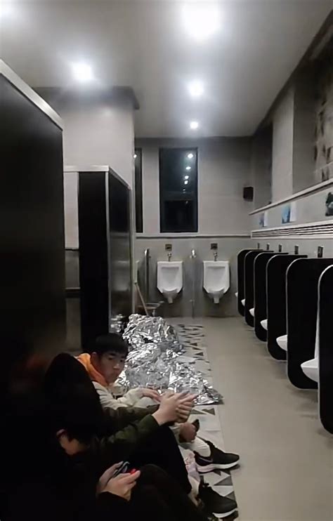 没订到酒店又错过下山时间 游客集体睡景区公厕 | 马来西亚诗华日报新闻网