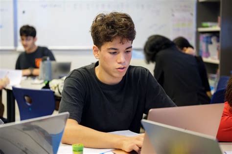 Students Using Technology 的图像结果