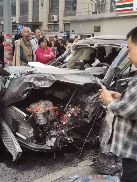 西安女司机连撞多车致1死6伤 最小伤者仅2岁_江某某