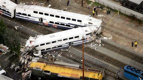 视频｜印度新开“半高铁”途中撞牛 发动机前部受损|印度|高铁|受损_新浪新闻