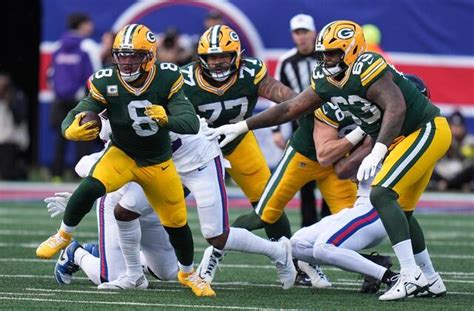 Packers Running Back Josh Jacobs Leaves Game at the Giants With a Knee ...