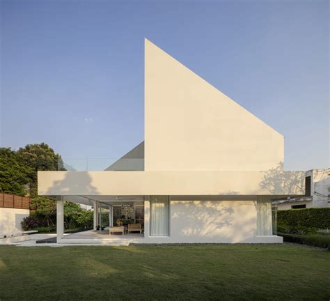 Jun Sekino's Minimalist Design Bespeaks a Family Bond / Living Asean