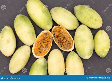 La Fruta Latinoamericana Llamó El Passionfruit Del Plátano (lat ...