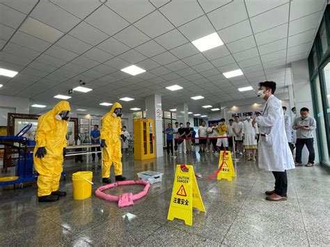 学校开展实验室化学品泄漏安全处置演练