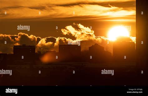 Setting Sun Inside Building 的图像结果