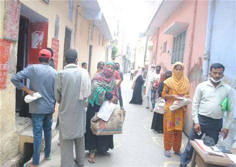 दुकानों पर लगी रही लाइन, जनपद में दो लाख परिवारों को बांटा गया मुफ्त ...