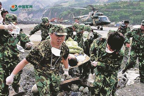 汶川地震12年丨 12张图回望那些逆行的军人身影 - 知乎