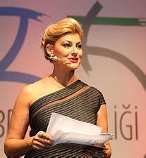 Defne Sarısoy Kimdir, Hayatı ve Resimleri