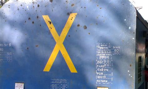 ট্রেনের শেষ কামরার পিছনে ক্রস চিহ্ন কেন থাকে